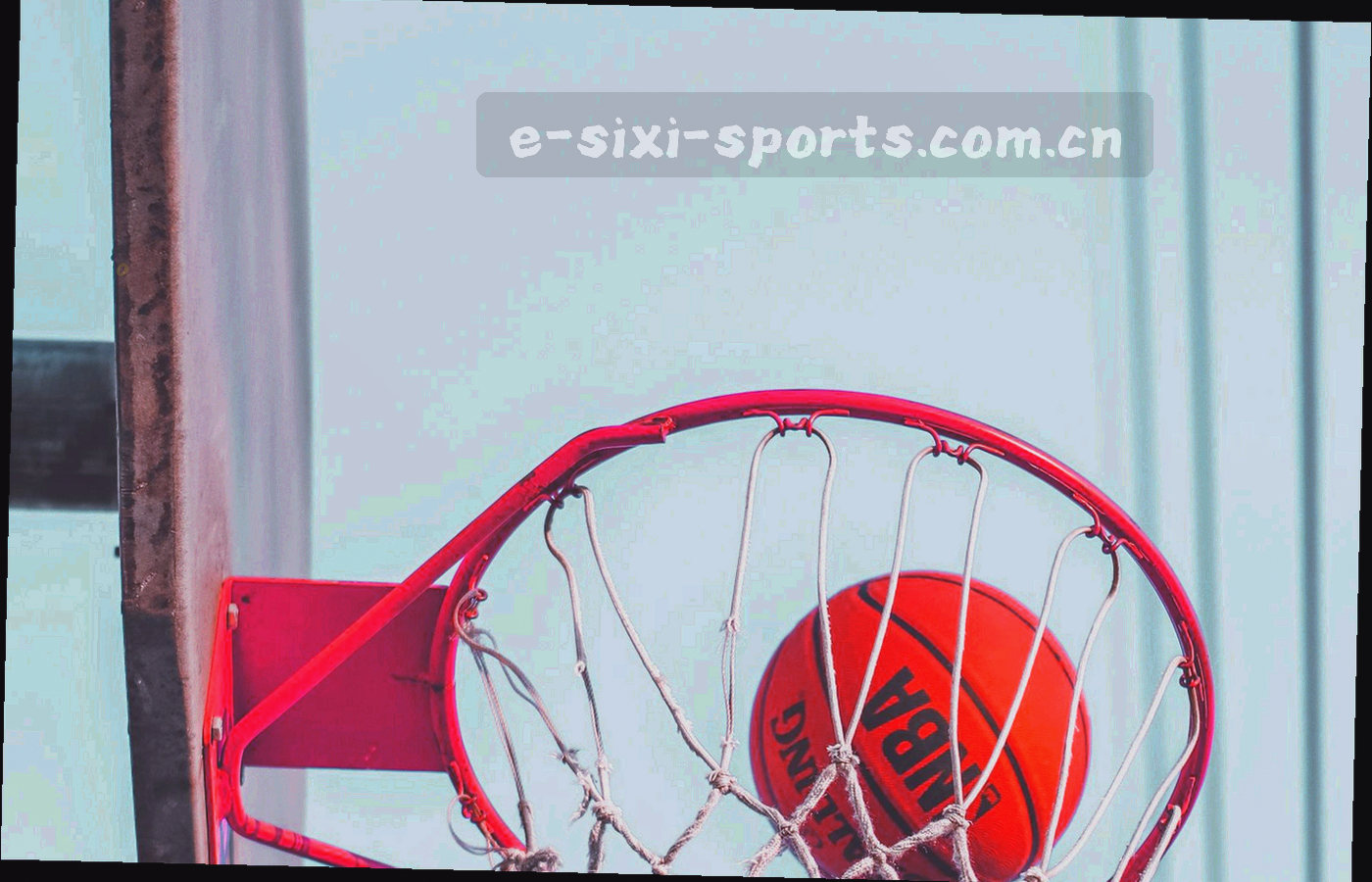 俯视球场看台分区示意图，不同分区以深浅色块区分并标注编号